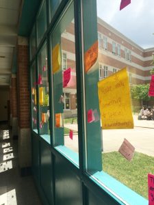 Sources of Strength scattered positive sticky notes on the courtyard windows, aiming to brighten students' days. Photo by Carmen Molina.